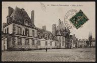 [Fontainebleau : Château : Place d'Armes]