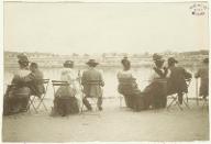 [Asnières-sur-Seine : pendant un combat naval sur la Seine : 9 septembre 1900 : personnages assis devant la Seine]