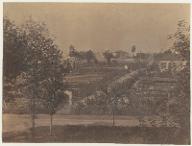 [Asnières-sur-Seine : Jardins potagers clos par des palissades en treillage, pavillon au fond à droite]