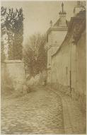 [Bagneux : rue Etienne Dolet, avril 1907, deux personnages devant une demeure en arrière plan]