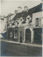 [Bourg-la-Reine : vue de la maison où est décédé Condorcet, une femme de dos passant devant la maison]