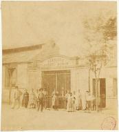 [Courbevoie : ouvriers posant devant la fabrique des papiers Marion : vue des bâtiments]