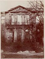 Ruines du château d'Issy : façade sur le parc donnant entrée dans le grand salon, mai 1904