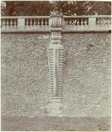 [Domaine royal de Meudon : la terrasse supérieure : détail d'une gaine en pilastre]