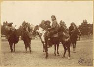 [Neuilly-sur-Seine : répétitions du Buffalo Bill's Wild West  : Indien à cheval devant d'autres cavaliers]