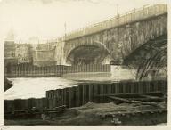 [Neuilly-sur-Seine : vue du pont de Neuilly et des travaux pour la construction du nouveau pont : palissades le long des berges]