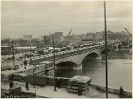 [Neuilly-sur-Seine : vue du pont de Neuilly et des travaux pour la construction du nouveau pont : palissades autour de l'ancien pont]