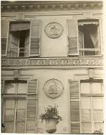 [Neuilly-sur-Seine : Folie Saint-James : détail des bas reliefs circulaires de la façade sur cour]