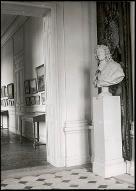 [Domaine de Sceaux : musée de l'Ile-de-France : le buste de Colbert au débouché de l'escalier d'honneur]