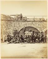 Le  Fort d'Aubervilliers : Vue intérieure des casemates avec un groupe de Prussiens