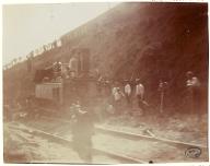 [Cachan : accident de chemin de fer : ouvriers dégageant la voie]