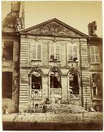 [Drancy : façade en ruine du château Ladoucette après la guerre de 1870]