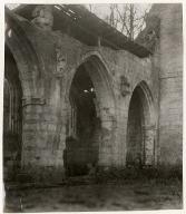 [Saint-Crépin-aux-Bois : ruines de Sainte-Croix d'Offémont : chapelle accolée à la nef]