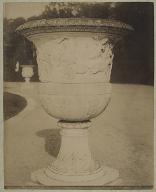 Versailles : Vase allégorique de la terrasse, par Coysevox