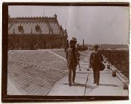 [Château de Versailles : photographes sur le toit]