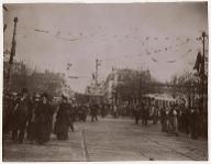 [Versailles : place du marché le jour de la visite des souverains italiens en octobre 1903]
